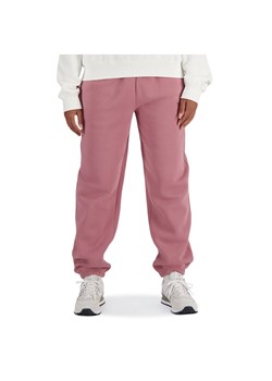 Spodnie New Balance WP41508RSE - różowe ze sklepu streetstyle24.pl w kategorii Spodnie damskie - zdjęcie 170946763