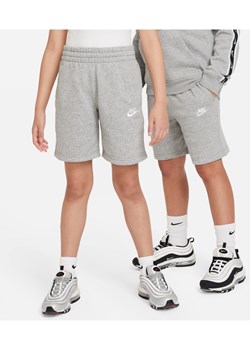 Spodenki z dzianiny dresowej dla dużych dzieci Nike Sportswear Club Fleece - Szary ze sklepu Nike poland w kategorii Spodenki chłopięce - zdjęcie 170947404