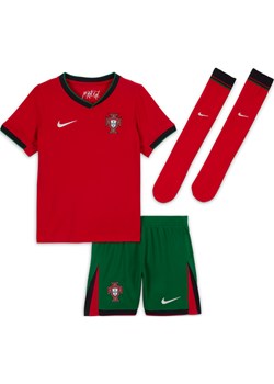 Trzyczęściowy strój piłkarski dla małych dzieci Nike Portugalia Stadium 2024 (wersja domowa) – replika - Czerwony ze sklepu Nike poland w kategorii Komplety chłopięce - zdjęcie 170947462