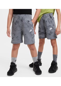 Spodenki z dzianiny dresowej dla dużych dzieci Nike Sportswear Club Fleece - Szary ze sklepu Nike poland w kategorii Spodenki chłopięce - zdjęcie 170947502