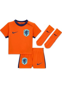 Trzyczęściowy strój piłkarski dla niemowląt i maluchów Nike Holandia Stadium 2024 (wersja domowa) – replika - Pomarańczowy ze sklepu Nike poland w kategorii Komplety niemowlęce - zdjęcie 170947614
