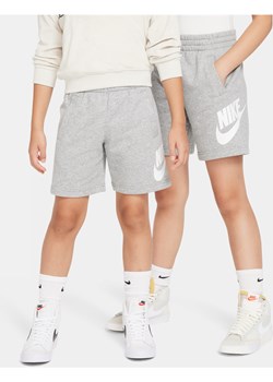 Spodenki z dzianiny dresowej dla dużych dzieci Nike Sportswear Club Fleece - Szary ze sklepu Nike poland w kategorii Spodenki chłopięce - zdjęcie 170947624