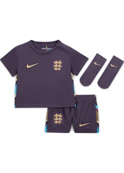 Trzyczęściowy strój piłkarski dla niemowląt i maluchów Nike Anglia Stadium 2024 (wersja wyjazdowa) – replika - Fiolet ze sklepu Nike poland w kategorii Komplety niemowlęce - zdjęcie 170947650