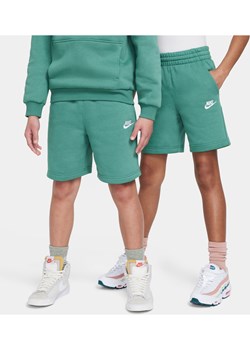 Spodenki z dzianiny dresowej dla dużych dzieci Nike Sportswear Club Fleece - Zieleń ze sklepu Nike poland w kategorii Spodenki chłopięce - zdjęcie 170947660