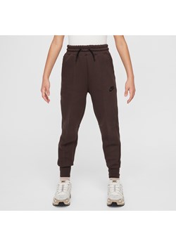 Joggery dla dużych dzieci (dziewcząt) Nike Sportswear Tech Fleece - Brązowy ze sklepu Nike poland w kategorii Spodnie chłopięce - zdjęcie 170955392