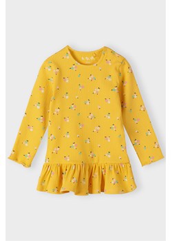 Żółta bluzka niemowlęca w kwiaty z ozdobna falbanką - 5.10.15. ze sklepu 5.10.15 w kategorii Kaftaniki i bluzki - zdjęcie 170964331