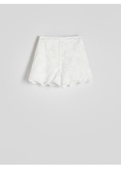 Reserved - Haftowane szorty - złamana biel ze sklepu Reserved w kategorii Szorty - zdjęcie 170965194