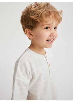 Reserved - Bawełniany t-shirt henley - złamana biel ze sklepu Reserved w kategorii T-shirty chłopięce - zdjęcie 170965362