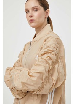 adidas Originals kurtka damska kolor beżowy przejściowa oversize IY3422 ze sklepu ANSWEAR.com w kategorii Kurtki damskie - zdjęcie 170971970
