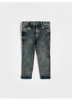 Reserved - Jeansy regular fit z przetarciami - jasnoszary ze sklepu Reserved w kategorii Spodnie chłopięce - zdjęcie 170977282