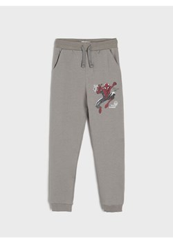 Sinsay - Spodnie dresowe jogger Spiderman - szary ze sklepu Sinsay w kategorii Spodnie chłopięce - zdjęcie 170977802
