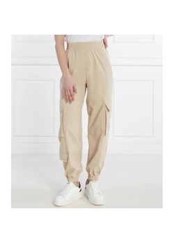 GUESS ACTIVE Spodnie cargo ARLETH | Relaxed fit ze sklepu Gomez Fashion Store w kategorii Spodnie damskie - zdjęcie 170980333