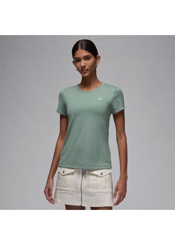 Damski T-shirt o dopasowanym kroju z krótkim rękawem Jordan Essentials - Zieleń ze sklepu Nike poland w kategorii Bluzki damskie - zdjęcie 170993421