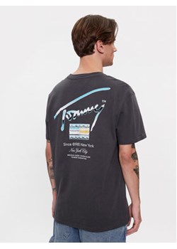 Tommy Jeans T-Shirt Metallic DM0DM18283 Szary Regular Fit ze sklepu MODIVO w kategorii T-shirty męskie - zdjęcie 171002424