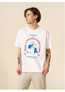 Outhorn T-Shirt OTHSS23TTSHM450 Biały Relaxed Fit ze sklepu MODIVO w kategorii T-shirty męskie - zdjęcie 171008844