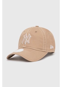 New Era czapka z daszkiem bawełniana 9Forty New York Yankees kolor beżowy z aplikacją 60434986 ze sklepu PRM w kategorii Czapki z daszkiem damskie - zdjęcie 171011773