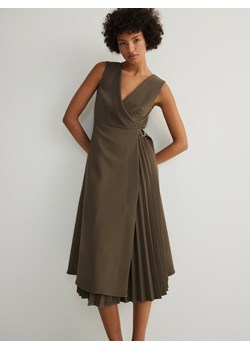 Reserved - Sukienka midi z plisami - brązowy ze sklepu Reserved w kategorii Sukienki - zdjęcie 171019281
