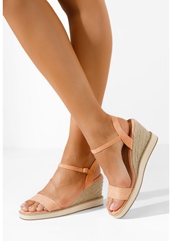 Koralowe sandały na koturnie Valesia ze sklepu Zapatos w kategorii Sandały damskie - zdjęcie 171030612
