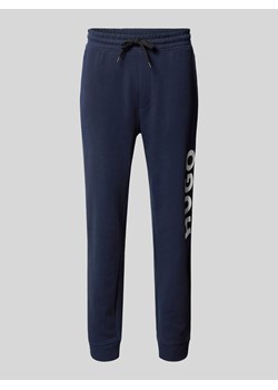 Spodnie dresowe z nadrukiem z logo model ‘Dutschi’ ze sklepu Peek&Cloppenburg  w kategorii Spodnie męskie - zdjęcie 171032751