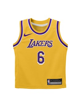 Zestaw koszulka i spodenki w pudełku dla dużych dzieci (chłopców) Nike NBA LeBron James Los Angeles Lakers Icon Edition - Żółty ze sklepu Nike poland w kategorii T-shirty chłopięce - zdjęcie 171032823