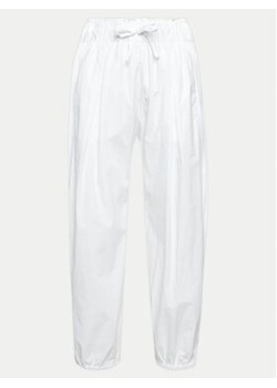 Deha Spodnie dresowe D02746 Biały Comfort Fit ze sklepu MODIVO w kategorii Spodnie damskie - zdjęcie 171037054