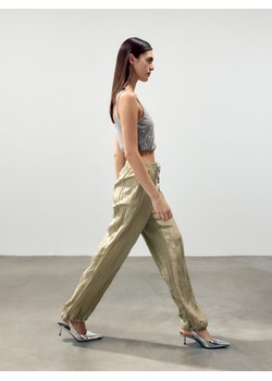 Reserved - Spodnie z efektem gniecenia - beżowy ze sklepu Reserved w kategorii Spodnie damskie - zdjęcie 171046224