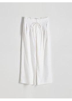 Reserved - Szerokie spodnie z zakładkami i lnem - złamana biel ze sklepu Reserved w kategorii Spodnie damskie - zdjęcie 171150540