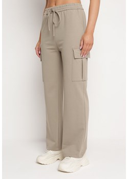 Beżowe Bawełniane Spodnie z Gumką w Pasie i Kieszeniami Typu Cargo Kalanielle ze sklepu Born2be Odzież w kategorii Spodnie damskie - zdjęcie 171166793