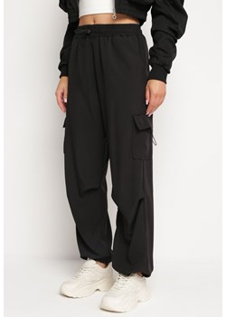 Czarne Spodnie z Gumką w Pasie z Kieszeniami Typu Cargo i Nogawkami ze Ściągaczami Fiorenella ze sklepu Born2be Odzież w kategorii Spodnie damskie - zdjęcie 171166933