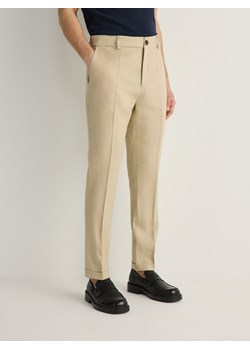 Reserved - Lniane spodnie garniturowe slim - beżowy ze sklepu Reserved w kategorii Spodnie męskie - zdjęcie 171185043