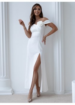 Biała elegancka sukienka z broszką w kształcie kwiatka Glam - biały ze sklepu pakuten.pl w kategorii Sukienki - zdjęcie 171187742