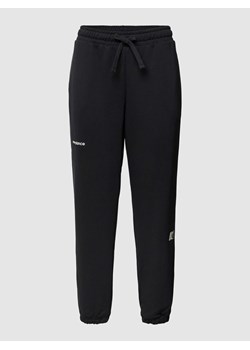 Spodnie dresowe o kroju relaxed fit z tunelem ze sklepu Peek&Cloppenburg  w kategorii Spodnie damskie - zdjęcie 171188854