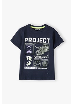 Granatowy t-shirt dla chłopca bawełniany z nadrukiem ze sklepu 5.10.15 w kategorii T-shirty chłopięce - zdjęcie 171189113