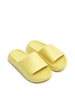 Cropp - Żółte klapki - żółty ze sklepu Cropp w kategorii Klapki damskie - zdjęcie 171189614