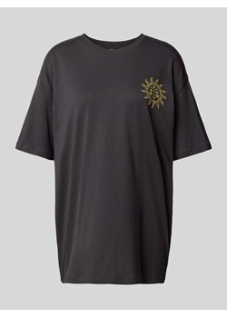 T-shirt o kroju oversized z nadrukiem z logo model ‘LIVA’ ze sklepu Peek&Cloppenburg  w kategorii Bluzki damskie - zdjęcie 171193134