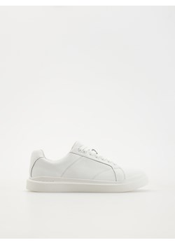 Reserved - Skórzane sneakersy - biały ze sklepu Reserved w kategorii Trampki męskie - zdjęcie 171196312