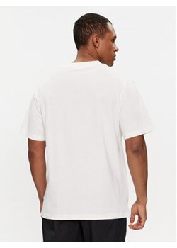 New Balance T-Shirt Basketball Style MT41578 Biały Relaxed Fit ze sklepu MODIVO w kategorii T-shirty męskie - zdjęcie 171211860