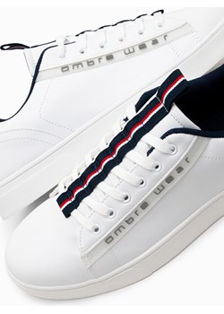Buty męskie sneakersy z kontrastowymi detalami - białe V1 OM-FOSL-0112 ze sklepu Edoti w kategorii Trampki męskie - zdjęcie 171215612