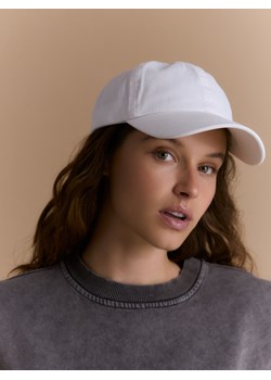 Reserved - Bawełniana czapka z daszkiem - kremowy ze sklepu Reserved w kategorii Czapki z daszkiem damskie - zdjęcie 171217023