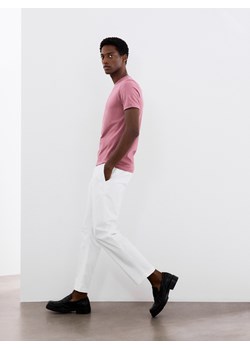 Reserved - Spodnie chino leisure fit - biały ze sklepu Reserved w kategorii Spodnie męskie - zdjęcie 171221982