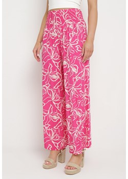 Różowe Wiskozowe Spodnie Szerokie we Florystyczny Wzór Seridwen ze sklepu Born2be Odzież w kategorii Spodnie damskie - zdjęcie 171224413