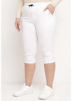 Białe Spodnie 3/4 z Gumką w Pasie i Troczkiem Ozdobione Cyrkoniami Nazairia ze sklepu Born2be Odzież w kategorii Spodnie damskie - zdjęcie 171229481