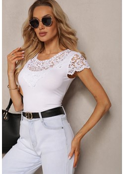 Biały T-shirt z Prążkowanego Materiału z Koronkowymi Rękawami i Dekoltem Hlilada ze sklepu Renee odzież w kategorii Bluzki damskie - zdjęcie 171233110