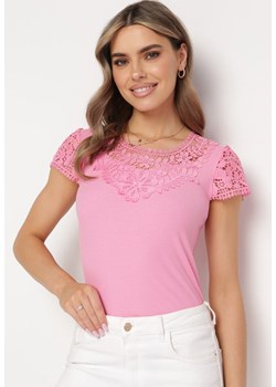 Różowy Prążkowany T-shirt z Krótkim Rękawem Ozdobiony Koronką Neliah ze sklepu Born2be Odzież w kategorii Bluzki damskie - zdjęcie 171233364