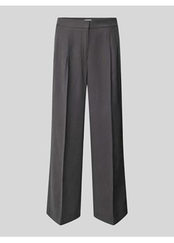 Spodnie materiałowe o kroju tapered fit z zakładkami w pasie ze sklepu Peek&Cloppenburg  w kategorii Spodnie damskie - zdjęcie 171246070