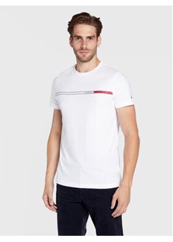 Tommy Hilfiger T-Shirt Two Tone Chest Stripe MW0MW27912 Biały Slim Fit ze sklepu MODIVO w kategorii T-shirty męskie - zdjęcie 171253202
