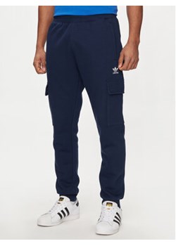 adidas Spodnie dresowe adicolor Trefoil IP2757 Granatowy Slim Fit ze sklepu MODIVO w kategorii Spodnie męskie - zdjęcie 171254284
