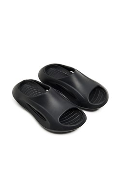 Cropp - Czarne klapki z asymetryczną wkładką - czarny ze sklepu Cropp w kategorii Klapki męskie - zdjęcie 171257361