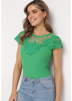 Zielona Koszulka T-shirt z Koronką na Rękawach i Dekolcie Aines ze sklepu Born2be Odzież w kategorii Bluzki damskie - zdjęcie 171259220