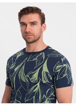 T-shirt męski fullprint w kontrastowe liście - granatowy V5 OM-TSFP-0180 ze sklepu ombre w kategorii T-shirty męskie - zdjęcie 171261124